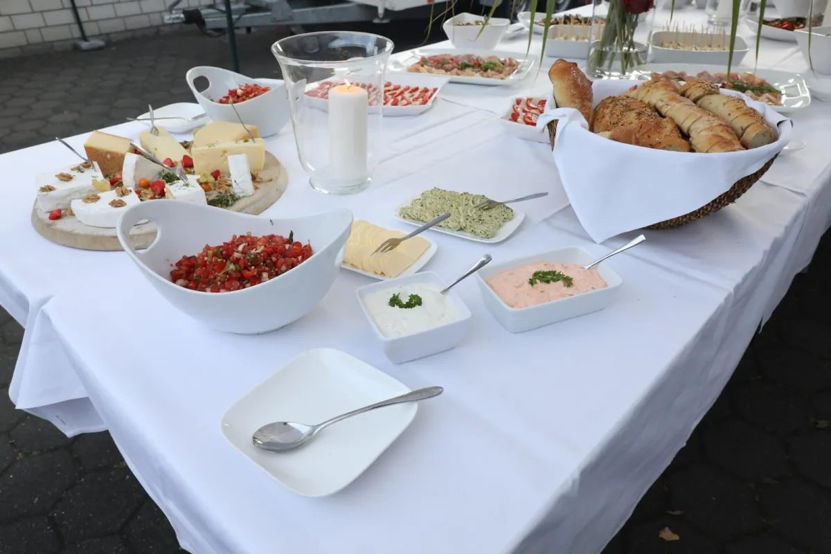 Buffet mit Brot, Käse, Antipasti und Dips